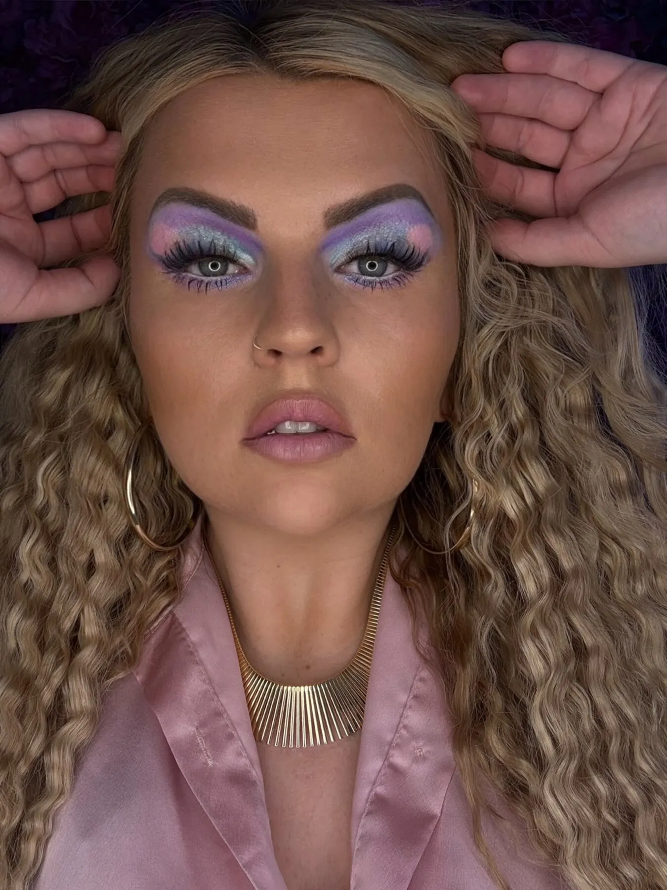 Editorial-Make-up mit edlem Gold-Schmuck