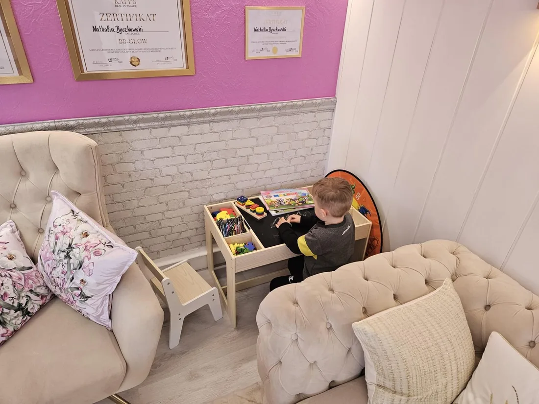 Liebevoll eingerichtete Kinderecke im Studio mit Spieltisch und Sesseln